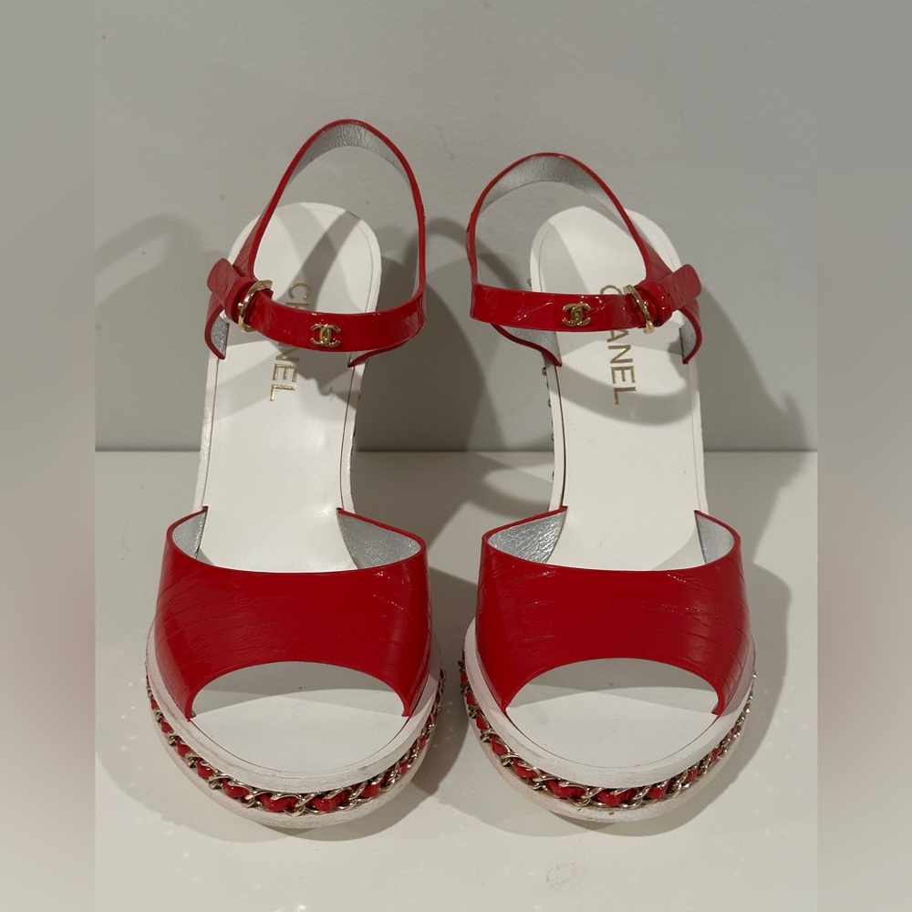 Chanel Coco chain wedge sole sandals in red. Size 39.5